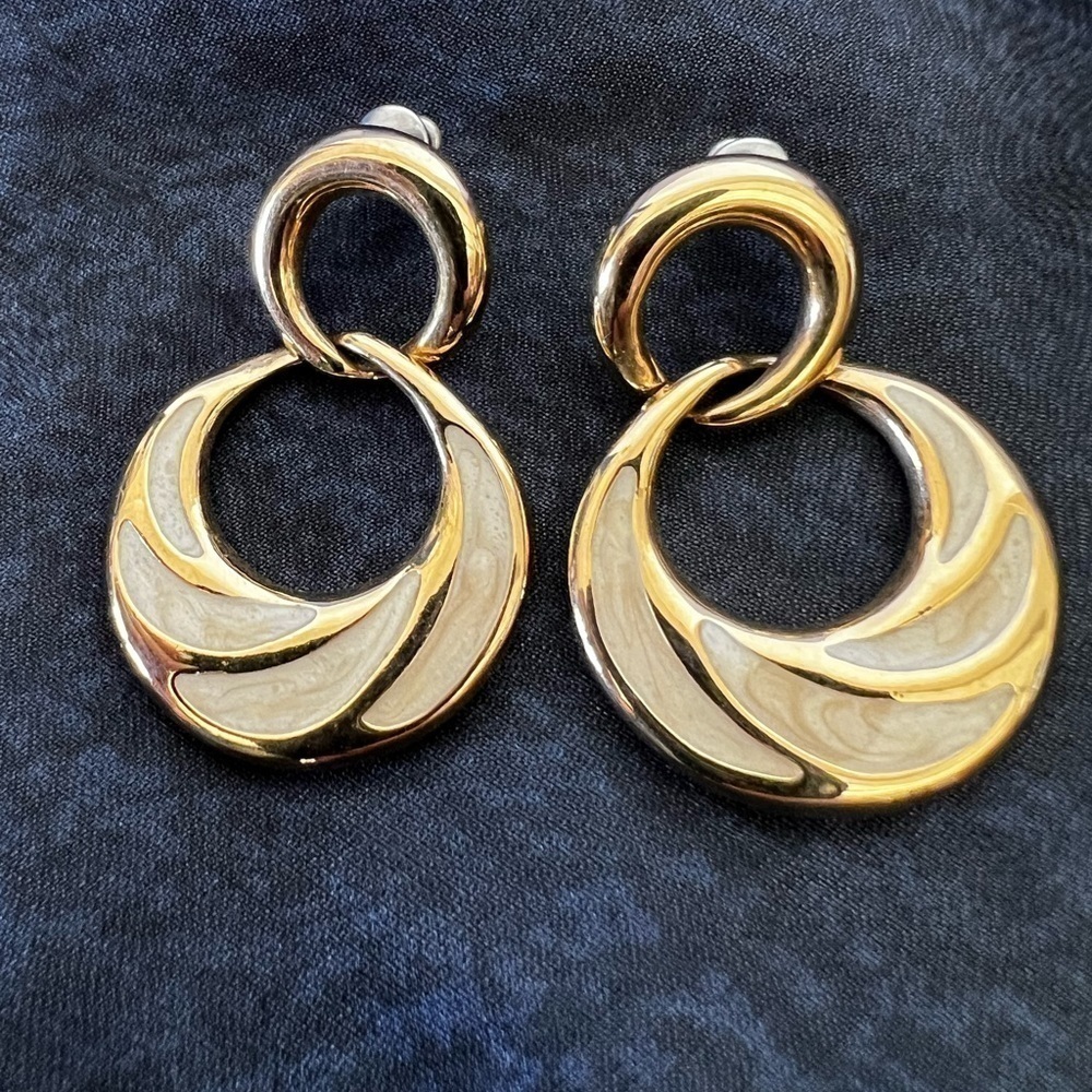 Vintage Signed Napier Cream Enamel Gold Tone  dangle circle Earrings